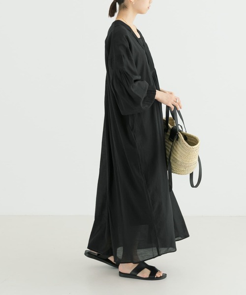 URBAN RESEARCH(アーバンリサーチ)の「ピンタックVネックワンピース(ワンピース・レディース・ブラック/ベージュ・FREE)」の12枚目の写真