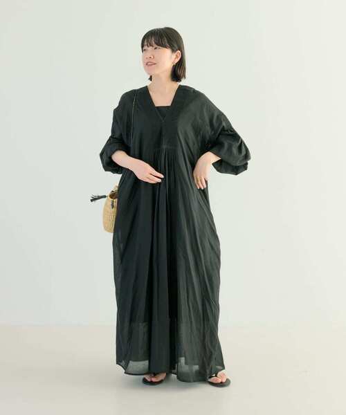 URBAN RESEARCH(アーバンリサーチ)の「ピンタックVネックワンピース(ワンピース・レディース・ブラック/ベージュ・FREE)」の13枚目の写真