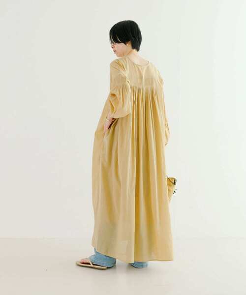 URBAN RESEARCH(アーバンリサーチ)の「ピンタックVネックワンピース(ワンピース・レディース・ブラック/ベージュ・FREE)」の17枚目の写真