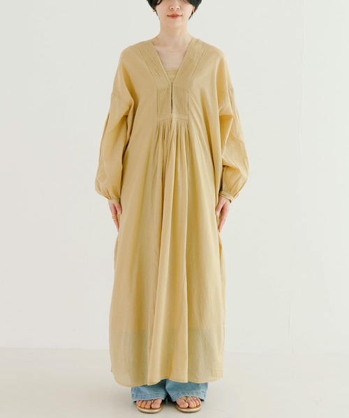 URBAN RESEARCH(アーバンリサーチ)の「ピンタックVネックワンピース(ワンピース・レディース・ブラック/ベージュ・FREE)」の18枚目の写真