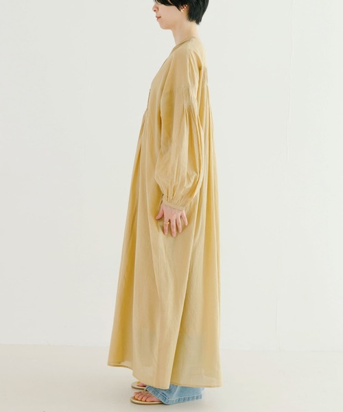 URBAN RESEARCH(アーバンリサーチ)の「ピンタックVネックワンピース(ワンピース・レディース・ブラック/ベージュ・FREE)」の19枚目の写真