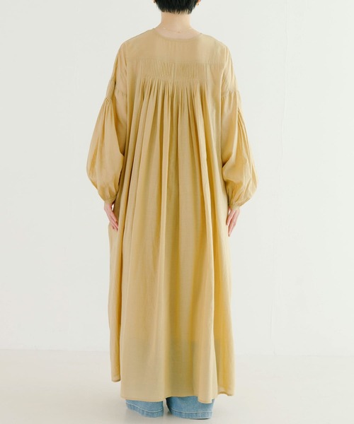 URBAN RESEARCH(アーバンリサーチ)の「ピンタックVネックワンピース(ワンピース・レディース・ブラック/ベージュ・FREE)」の20枚目の写真