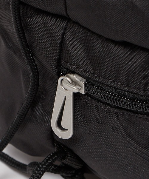 NIKE(ナイキ)の「NIKE/ナイキ 2ルームプールバッグ(ショルダーバッグ・キッズ・ブラック/ネイビー・FREE)」の9枚目の写真