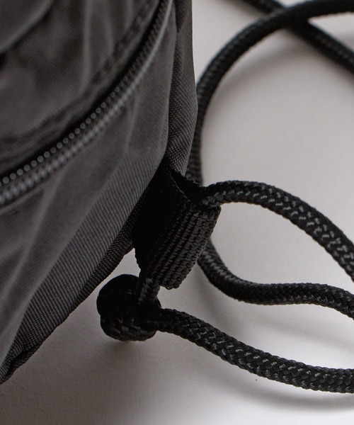 NIKE(ナイキ)の「NIKE/ナイキ 2ルームプールバッグ(ショルダーバッグ・キッズ・ブラック/ネイビー・FREE)」の10枚目の写真