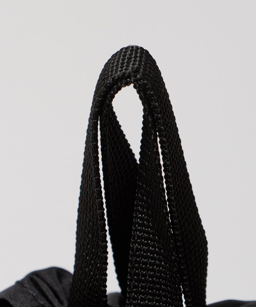 NIKE(ナイキ)の「NIKE/ナイキ 2ルームプールバッグ(ショルダーバッグ・キッズ・ブラック/ネイビー・FREE)」の6枚目の写真