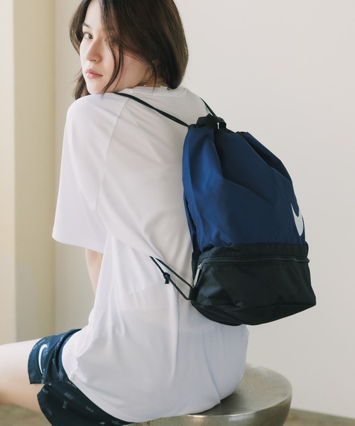 NIKE(ナイキ)の「NIKE/ナイキ 2ルームプールバッグ(ショルダーバッグ・キッズ・ブラック/ネイビー・FREE)」の16枚目の写真
