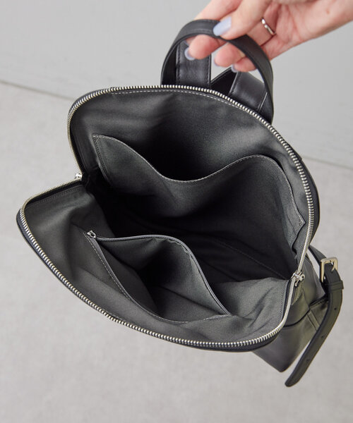 ear PAPILLONNER（イアパピヨネ）の「《A4サイズ対応/本革》エンボス