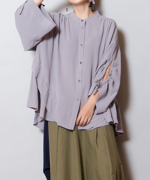 OSMOSIS（オズモーシス）の「2WAYスリットスリーブギャザーブラウス（シャツ/ブラウス・レディース・ホワイト/ブラック/グレー/ピンク系その他・ONE SIZE）」の3枚目の写真