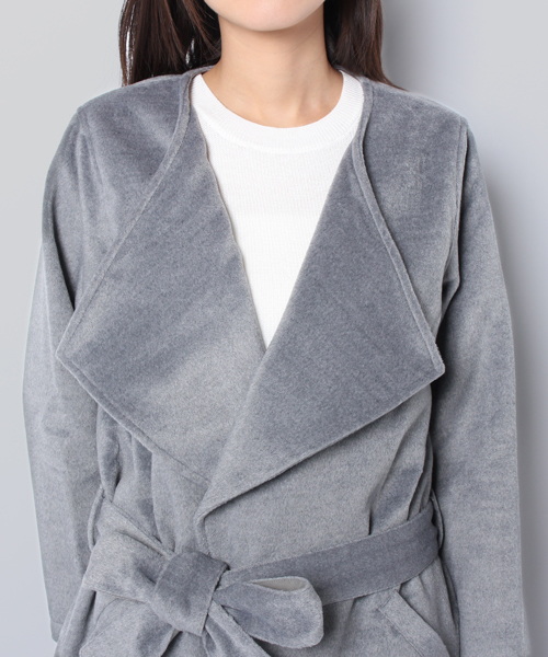 WHO'S WHO gallery(フーズフーギャラリー)の「【common.】WEB限定 裏地付きロングラップコート(ノーカラージャケット・レディース・グレー/ブラウン/カーキ・FREE)」の10枚目の写真