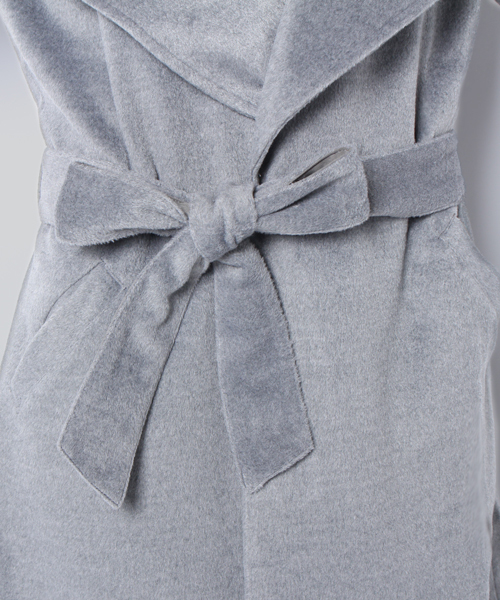 WHO'S WHO gallery(フーズフーギャラリー)の「【common.】WEB限定 裏地付きロングラップコート(ノーカラージャケット・レディース・グレー/ブラウン/カーキ・FREE)」の12枚目の写真