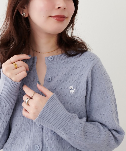 natural couture(ナチュラルクチュール)の「アニマル刺繍入りミニケーブルカーデ(カーディガン/ボレロ・レディース・オフホワイト/グレー/グレイッシュベージュ/サックスブルー/ブラック/グリーン・FREE)」の6枚目の写真