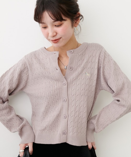 natural couture(ナチュラルクチュール)の「アニマル刺繍入りミニケーブルカーデ(カーディガン/ボレロ・レディース・オフホワイト/グレー/グレイッシュベージュ/サックスブルー/ブラック/グリーン・FREE)」の5枚目の写真