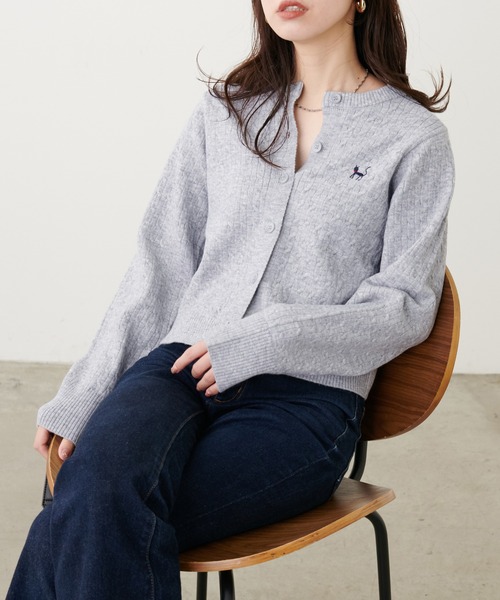 natural couture(ナチュラルクチュール)の「アニマル刺繍入りミニケーブルカーデ(カーディガン/ボレロ・レディース・オフホワイト/グレー/グレイッシュベージュ/サックスブルー/ブラック/グリーン・FREE)」の17枚目の写真