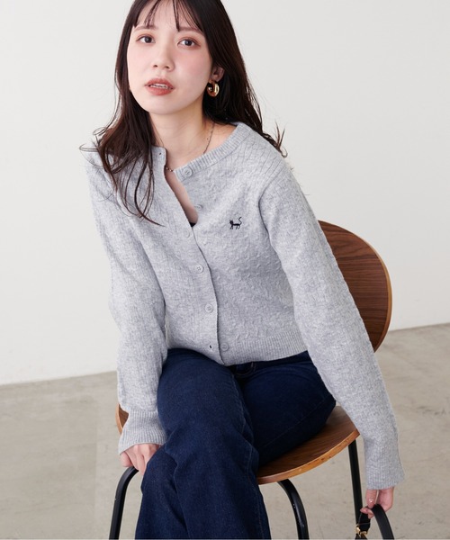natural couture(ナチュラルクチュール)の「アニマル刺繍入りミニケーブルカーデ(カーディガン/ボレロ・レディース・オフホワイト/グレー/グレイッシュベージュ/サックスブルー/ブラック/グリーン・FREE)」の18枚目の写真