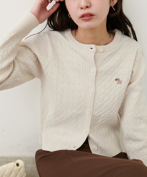 natural couture(ナチュラルクチュール)の「アニマル刺繍入りミニケーブルカーデ(カーディガン/ボレロ・レディース・オフホワイト/グレー/グレイッシュベージュ/サックスブルー/ブラック/グリーン・FREE)」の7枚目の写真