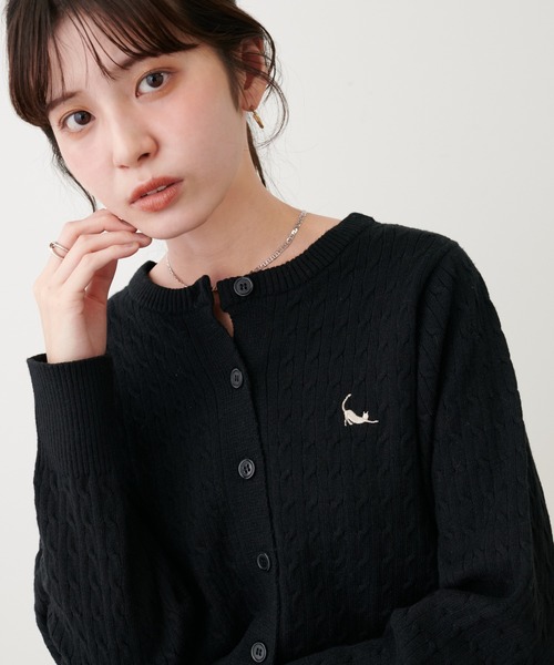 natural couture(ナチュラルクチュール)の「アニマル刺繍入りミニケーブルカーデ(カーディガン/ボレロ・レディース・オフホワイト/グレー/グレイッシュベージュ/サックスブルー/ブラック/グリーン・FREE)」の12枚目の写真
