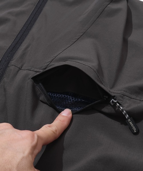 KRIFF MAYER（クリフメイヤー）の「クリーネスアクティブフードジャケット（マウンテンパーカー・メンズ・オリーブ/カラフル/チャコール/グレイッシュベージュ/アイボリー・LARGE/X-LARGE/MEDIUM）」の20枚目の写真