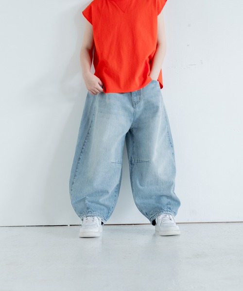 LOWRYS FARM（ローリーズファーム）の「デニムコクーンパンツ　260007（デニムパンツ・キッズ・ブルー/ライトブルー・110cm/120cm/130cm/140cm/150cm）」の2枚目の写真