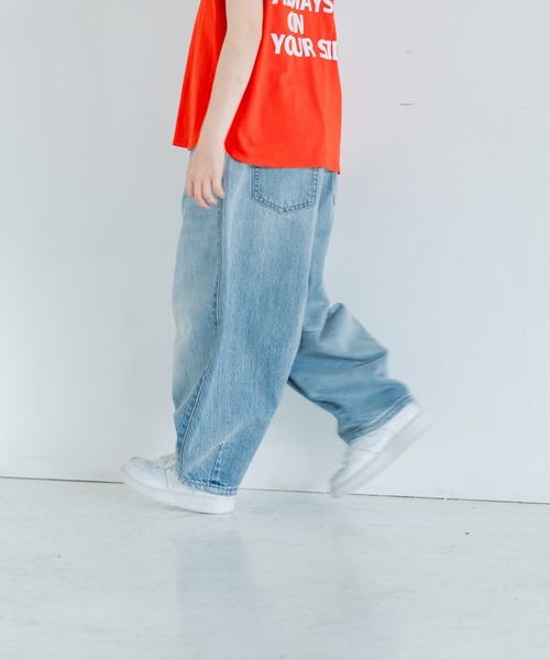 LOWRYS FARM（ローリーズファーム）の「デニムコクーンパンツ　260007（デニムパンツ・キッズ・ブルー/ライトブルー・110cm/120cm/130cm/140cm/150cm）」の12枚目の写真