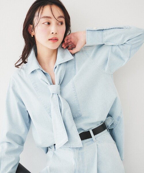 UNTITLED(アンタイトル)の「ボウタイ付きデニムシャツ(シャツ/ブラウス・レディース・ブルー/サックスブルー・44/48/00/01/02/03/04)」の2枚目の写真