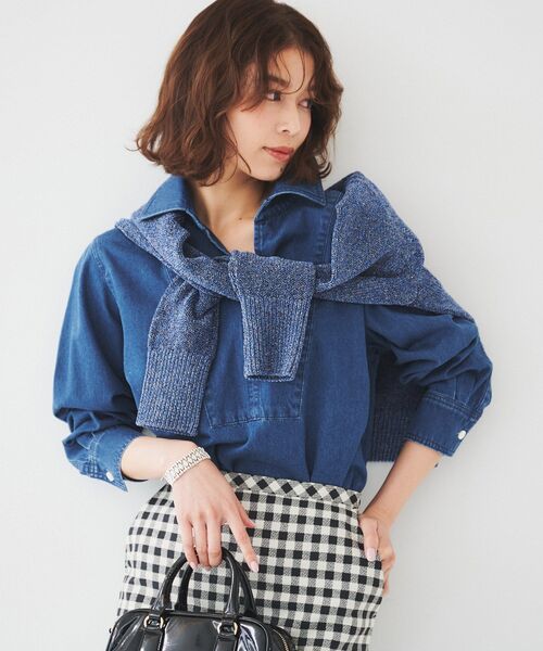 UNTITLED(アンタイトル)の「ボウタイ付きデニムシャツ(シャツ/ブラウス・レディース・ブルー/サックスブルー・44/48/00/01/02/03/04)」の1枚目の写真