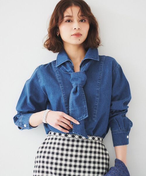 UNTITLED(アンタイトル)の「ボウタイ付きデニムシャツ(シャツ/ブラウス・レディース・ブルー/サックスブルー・44/48/00/01/02/03/04)」の4枚目の写真