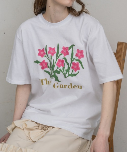 idem（イデム）の「flower print t-shirt／フラワープリントTシャツ（Tシャツ/カットソー・レディース・チャコールグレー/ホワイト・FREE）」の2枚目の写真