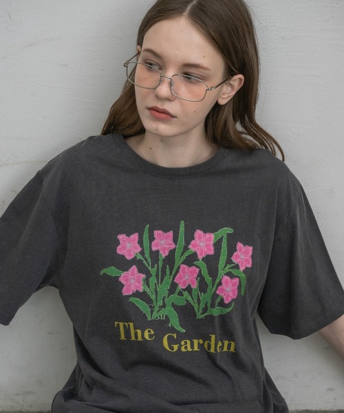 idem（イデム）の「flower print t-shirt／フラワープリントTシャツ（Tシャツ/カットソー・レディース・チャコールグレー/ホワイト・FREE）」の3枚目の写真