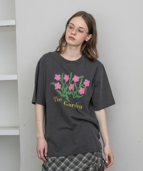 idem（イデム）の「flower print t-shirt／フラワープリントTシャツ（Tシャツ/カットソー・レディース・チャコールグレー/ホワイト・FREE）」の4枚目の写真