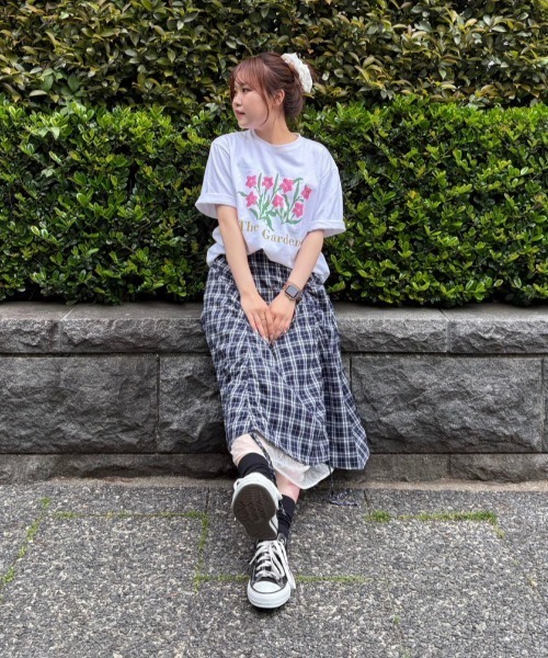 idem（イデム）の「flower print t-shirt／フラワープリントTシャツ（Tシャツ/カットソー・レディース・チャコールグレー/ホワイト・FREE）」の13枚目の写真