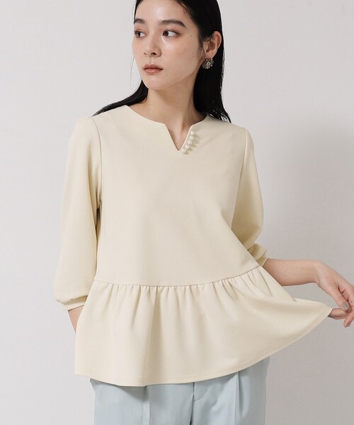 Sunauna（スーナウーナ）の「【パール調パーツ付き／春色】ペプラムトップス（シャツ/ブラウス・レディース・ネイビー/ライトブルー/アイボリー・40/38）」の2枚目の写真