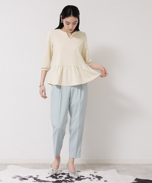 Sunauna（スーナウーナ）の「【パール調パーツ付き／春色】ペプラムトップス（シャツ/ブラウス・レディース・ネイビー/ライトブルー/アイボリー・40/38）」の6枚目の写真