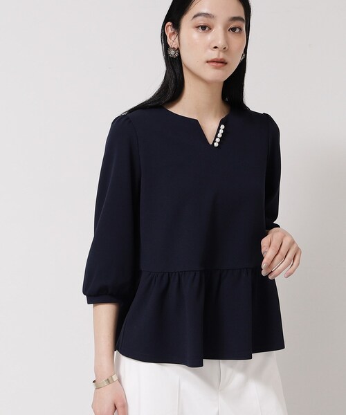 Sunauna（スーナウーナ）の「【パール調パーツ付き／春色】ペプラムトップス（シャツ/ブラウス・レディース・ネイビー/ライトブルー/アイボリー・40/38）」の15枚目の写真