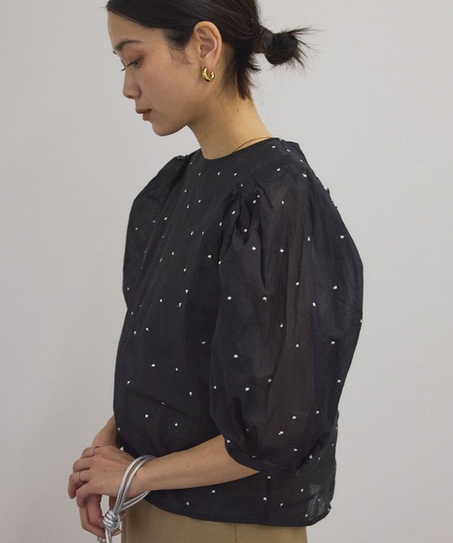 SALON adam et rope'（サロン アダム エ ロペ）の「【WEB限定】ラメドット刺繍ボリュームスリーブブラウス（シャツ/ブラウス・レディース・ブラック/ホワイト・FREE）」の17枚目の写真