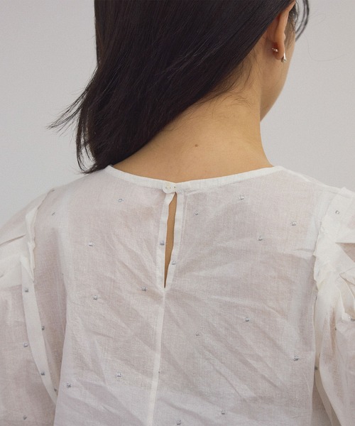 SALON adam et rope'（サロン アダム エ ロペ）の「【WEB限定】ラメドット刺繍ボリュームスリーブブラウス（シャツ/ブラウス・レディース・ブラック/ホワイト・FREE）」の5枚目の写真