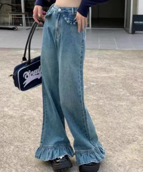 Mejoul（メジュール）の「【美脚シルエット】フリルフレア デニムパンツ（デニムパンツ・レディース・ブルー・M/L）」の2枚目の写真