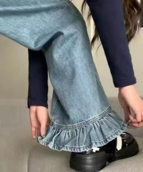 Mejoul（メジュール）の「【美脚シルエット】フリルフレア デニムパンツ（デニムパンツ・レディース・ブルー・M/L）」の4枚目の写真