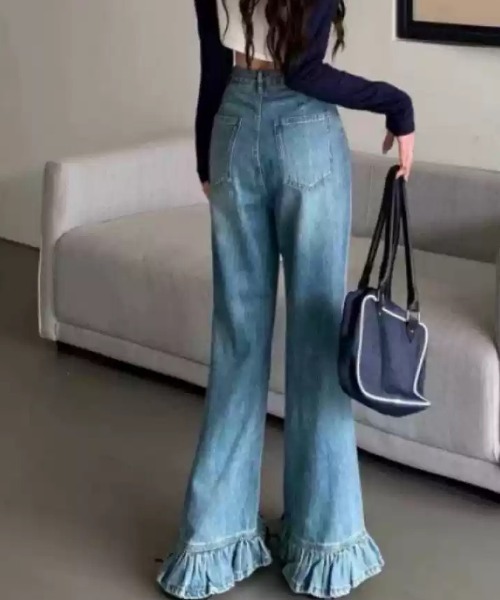 Mejoul（メジュール）の「【美脚シルエット】フリルフレア デニムパンツ（デニムパンツ・レディース・ブルー・M/L）」の5枚目の写真