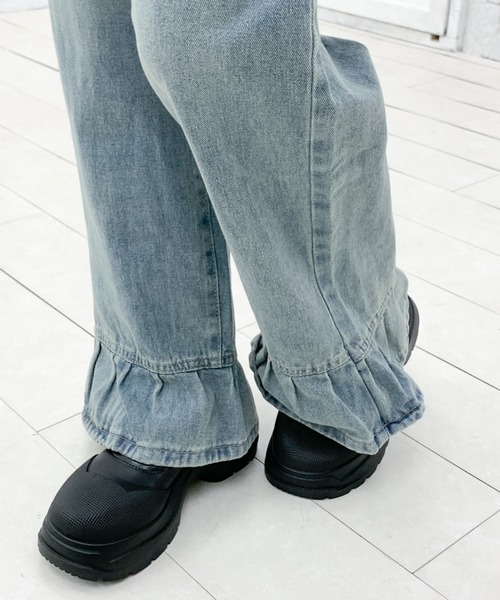 Mejoul（メジュール）の「【美脚シルエット】フリルフレア デニムパンツ（デニムパンツ・レディース・ブルー・M/L）」の19枚目の写真