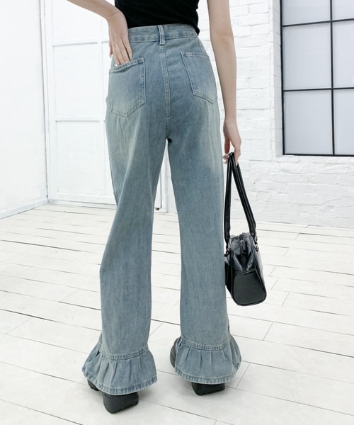 Mejoul（メジュール）の「【美脚シルエット】フリルフレア デニムパンツ（デニムパンツ・レディース・ブルー・M/L）」の14枚目の写真