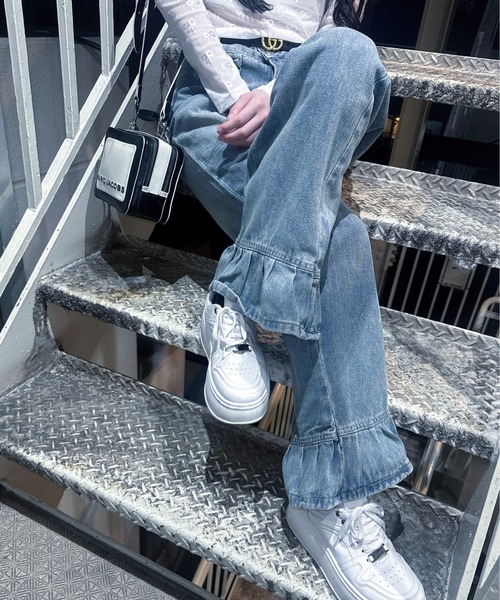 Mejoul（メジュール）の「【美脚シルエット】フリルフレア デニムパンツ（デニムパンツ・レディース・ブルー・M/L）」の21枚目の写真