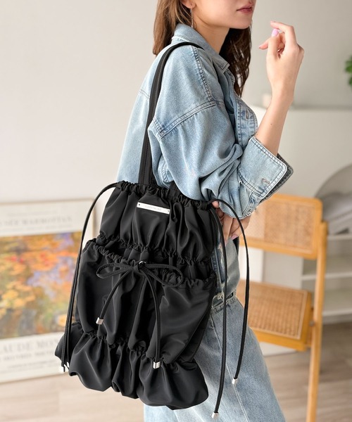 classicalelf（クラシカルエルフ）の「大人ガーリー、だけどちゃんと実用的。ロゴプレート使いリボンシャーリングトートバッグ（トートバッグ・レディース・ライトグレー/ブラック・ONE SIZE）」の2枚目の写真