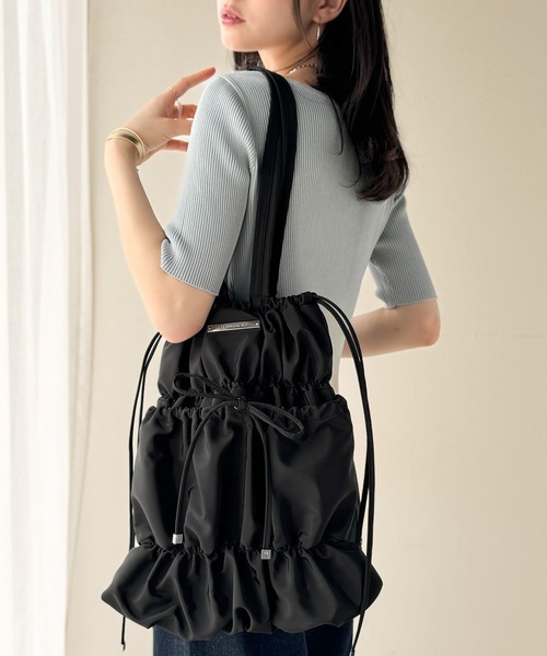 classicalelf（クラシカルエルフ）の「大人ガーリー、だけどちゃんと実用的。ロゴプレート使いリボンシャーリングトートバッグ（トートバッグ・レディース・ライトグレー/ブラック・ONE SIZE）」の4枚目の写真