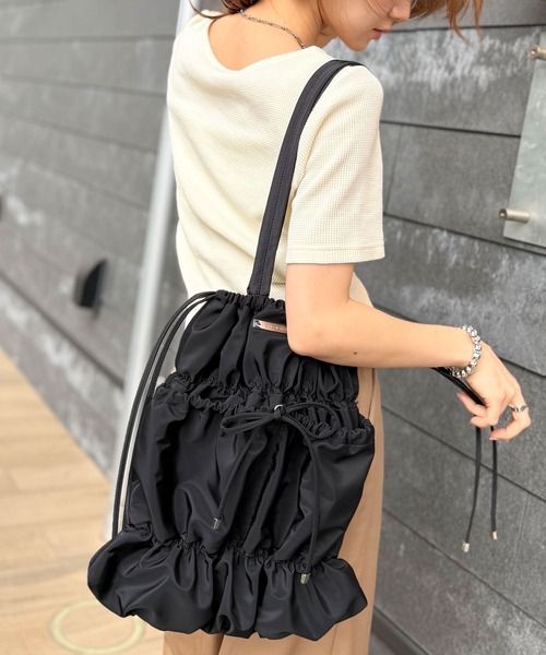 classicalelf（クラシカルエルフ）の「大人ガーリー、だけどちゃんと実用的。ロゴプレート使いリボンシャーリングトートバッグ（トートバッグ・レディース・ライトグレー/ブラック・ONE SIZE）」の10枚目の写真