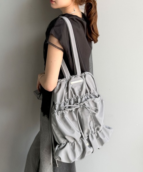 classicalelf（クラシカルエルフ）の「大人ガーリー、だけどちゃんと実用的。ロゴプレート使いリボンシャーリングトートバッグ（トートバッグ・レディース・ライトグレー/ブラック・ONE SIZE）」の16枚目の写真