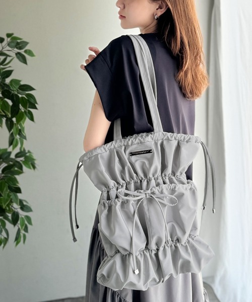 classicalelf（クラシカルエルフ）の「大人ガーリー、だけどちゃんと実用的。ロゴプレート使いリボンシャーリングトートバッグ（トートバッグ・レディース・ライトグレー/ブラック・ONE SIZE）」の18枚目の写真