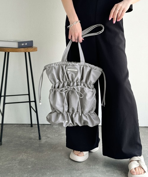 classicalelf（クラシカルエルフ）の「大人ガーリー、だけどちゃんと実用的。ロゴプレート使いリボンシャーリングトートバッグ（トートバッグ・レディース・ライトグレー/ブラック・ONE SIZE）」の19枚目の写真