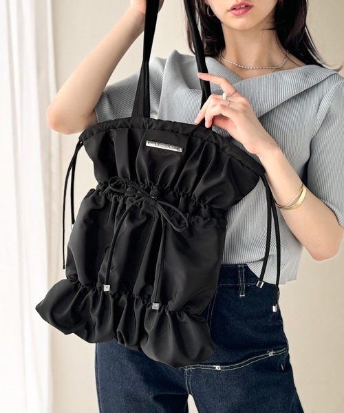 classicalelf（クラシカルエルフ）の「大人ガーリー、だけどちゃんと実用的。ロゴプレート使いリボンシャーリングトートバッグ（トートバッグ・レディース・ライトグレー/ブラック・ONE SIZE）」の3枚目の写真