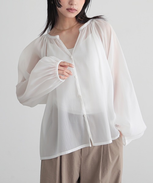 for/c(フォーシー)の「キーネックシアーブラウス【サスティナブル】(シャツ/ブラウス・レディース・オフホワイト/グレー/ブラック・M/L)」の14枚目の写真