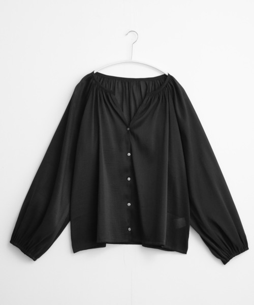 for/c(フォーシー)の「キーネックシアーブラウス【サスティナブル】(シャツ/ブラウス・レディース・オフホワイト/グレー/ブラック・M/L)」の6枚目の写真